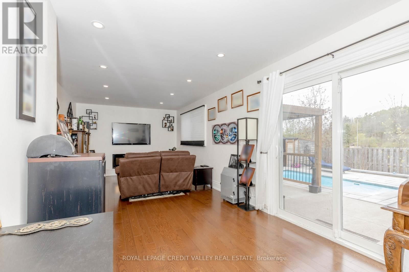 119 CONNAUGHT CRESCENT Image 33