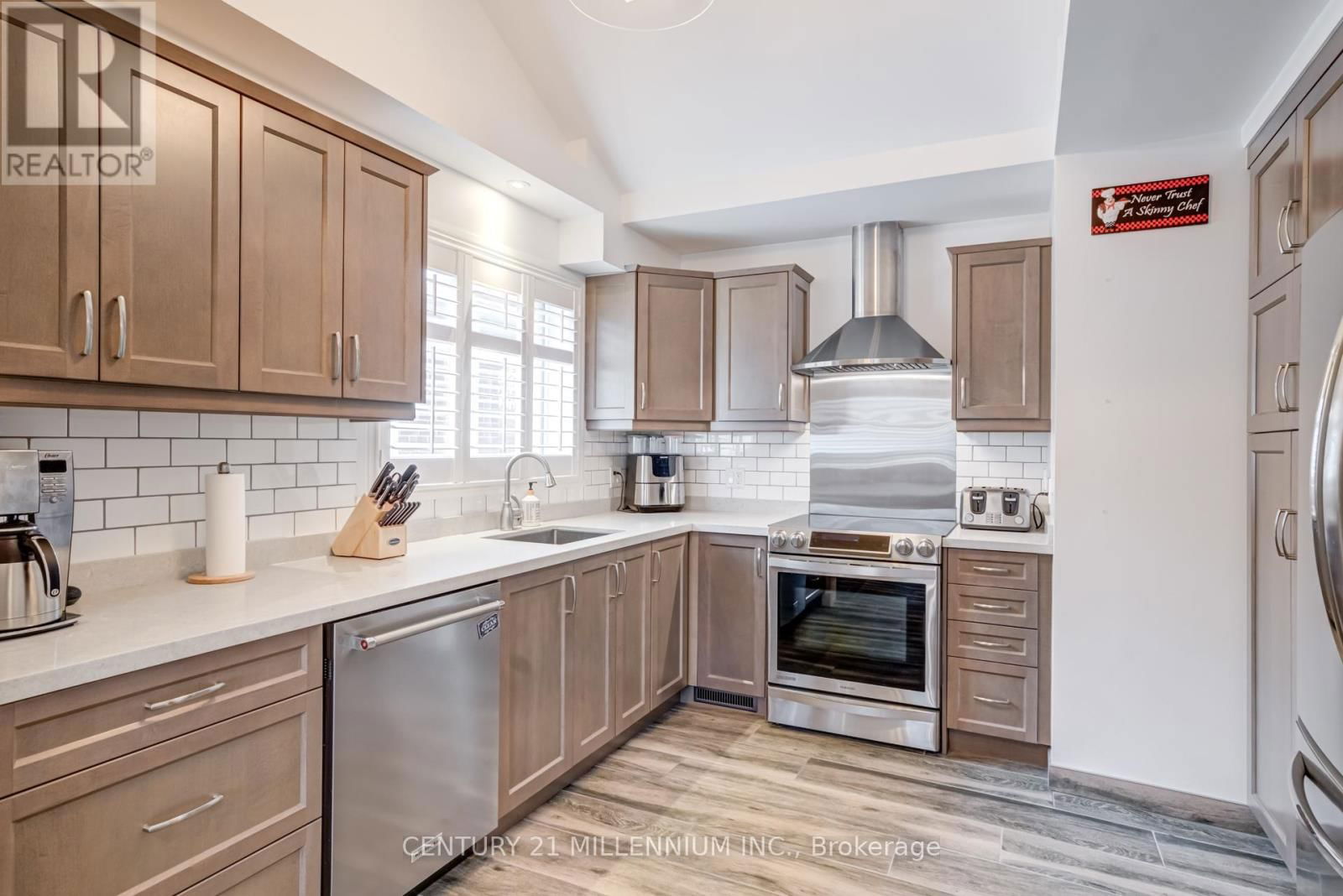 234 ELIZABETH STREET SOUTH Image 11