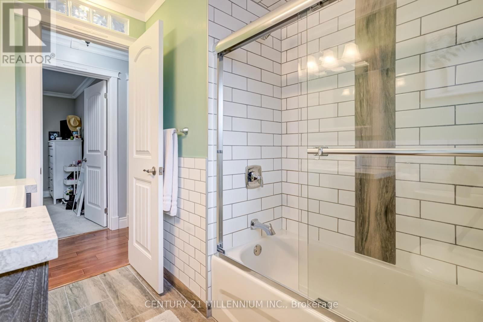 234 ELIZABETH STREET SOUTH Image 22