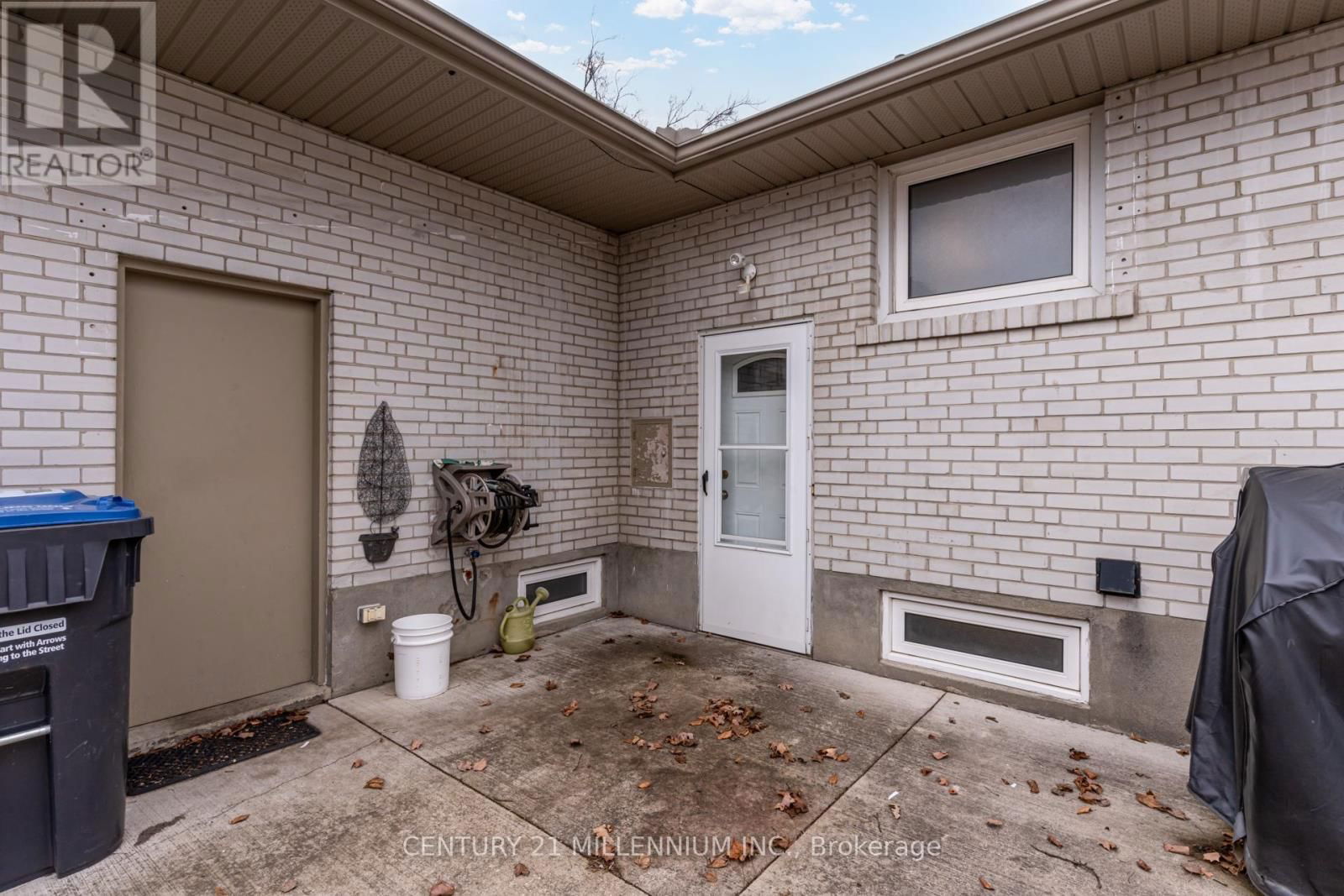 234 ELIZABETH STREET SOUTH Image 24