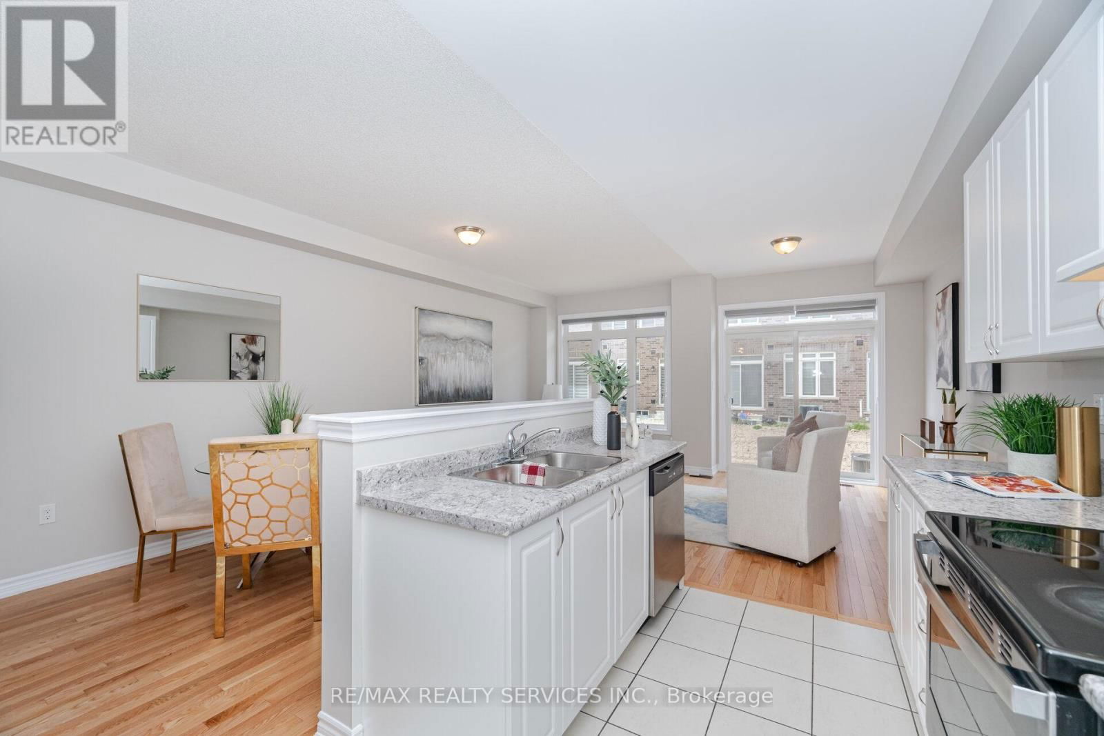93 ROYAL FERN CRESCENT Image 10