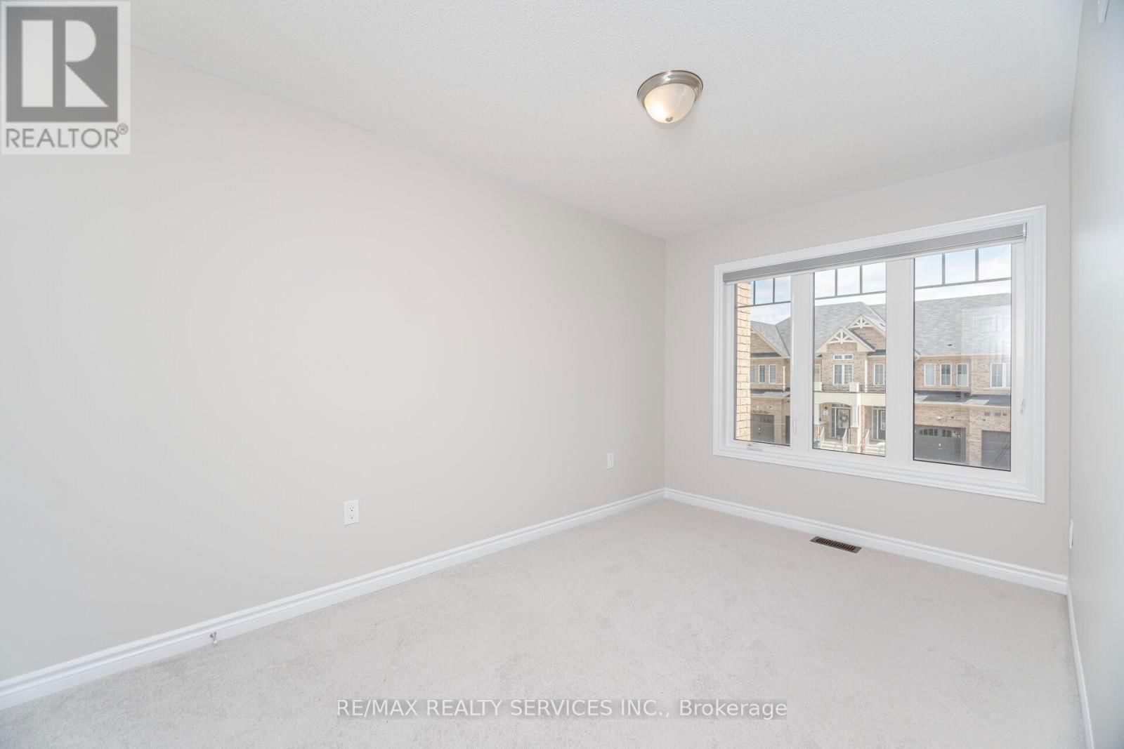 93 ROYAL FERN CRESCENT Image 28