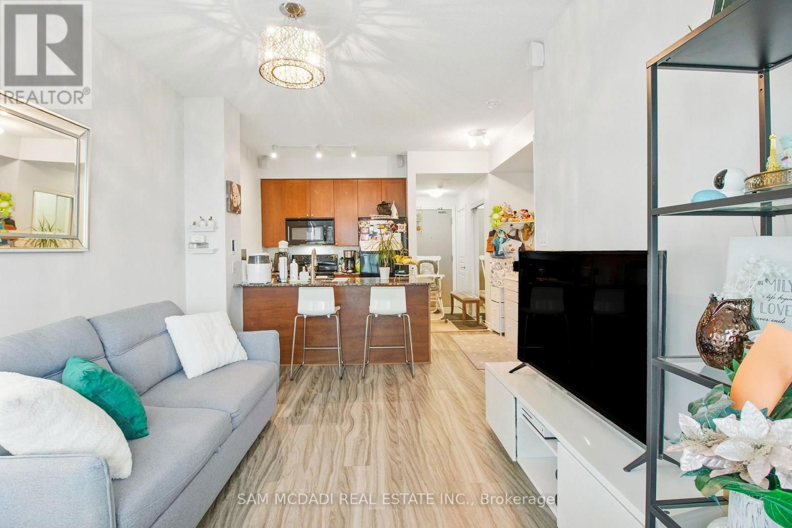 710 - 3525 KARIYA DRIVE Image 21
