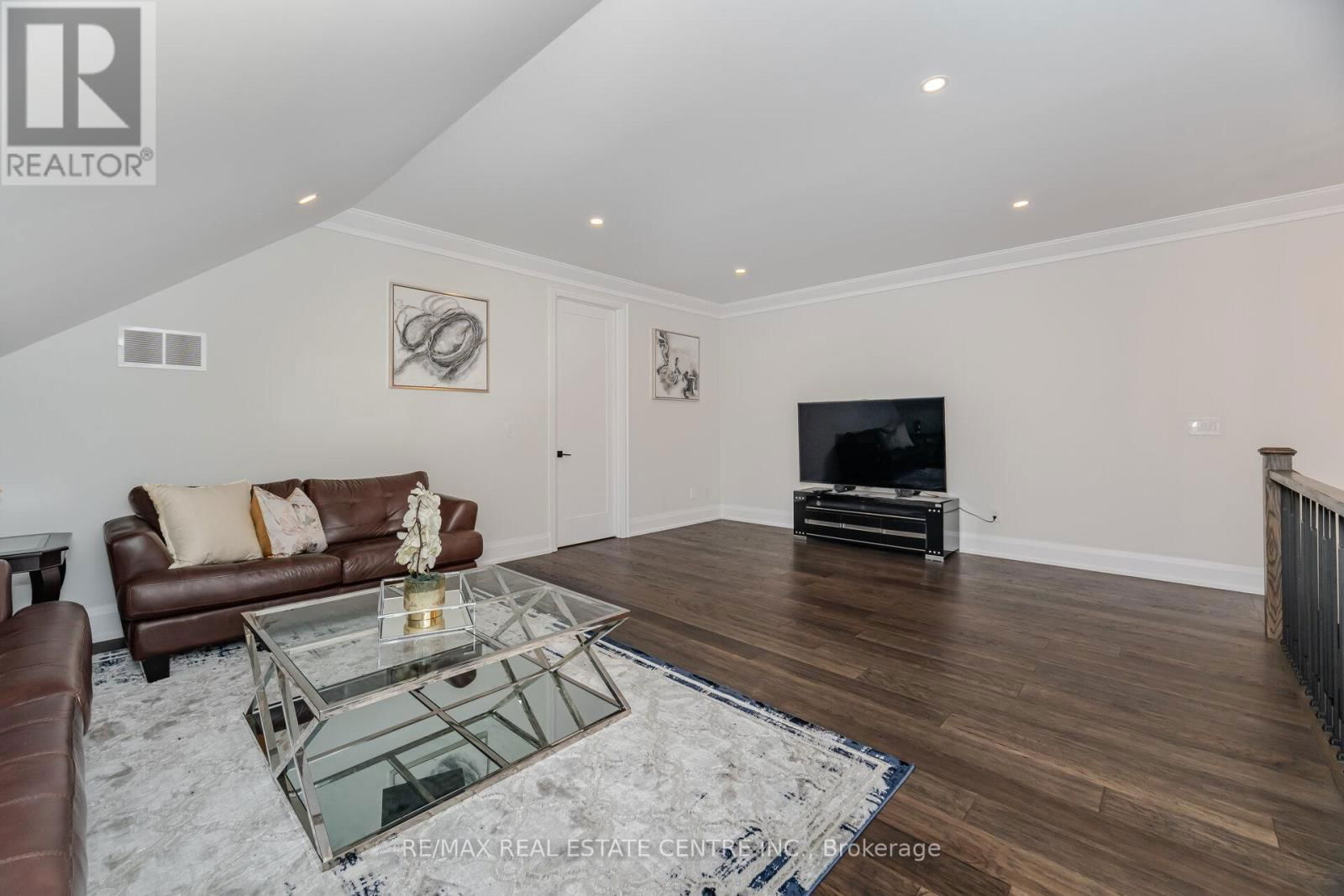 3 LARRY STREET Image 25