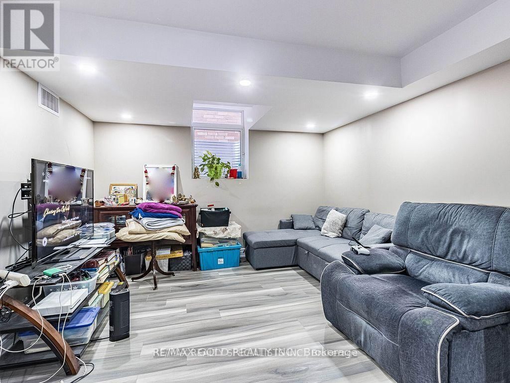 11 ELVERTON CRESCENT Image 33