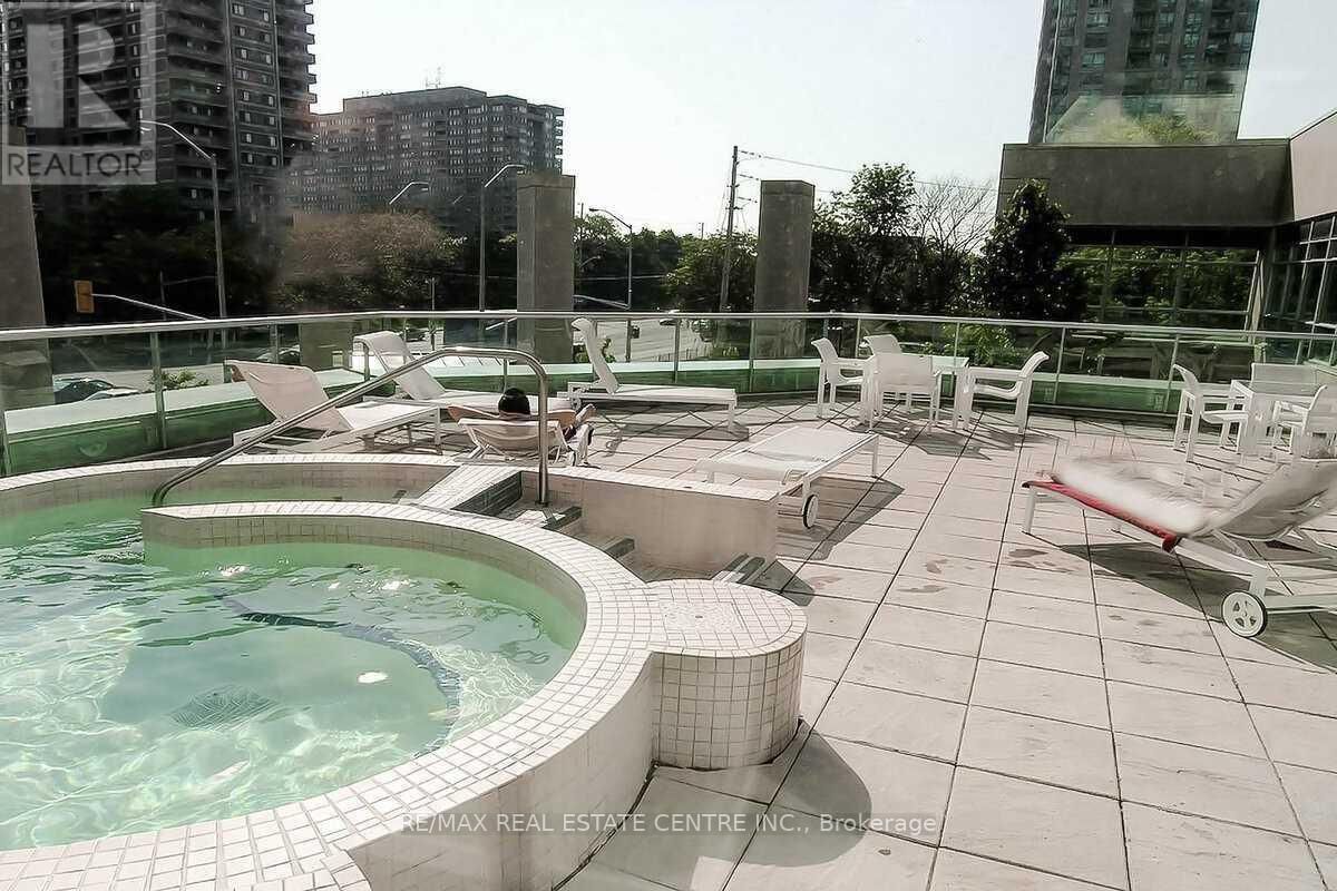 504 - 33 ELM DRIVE Image 5
