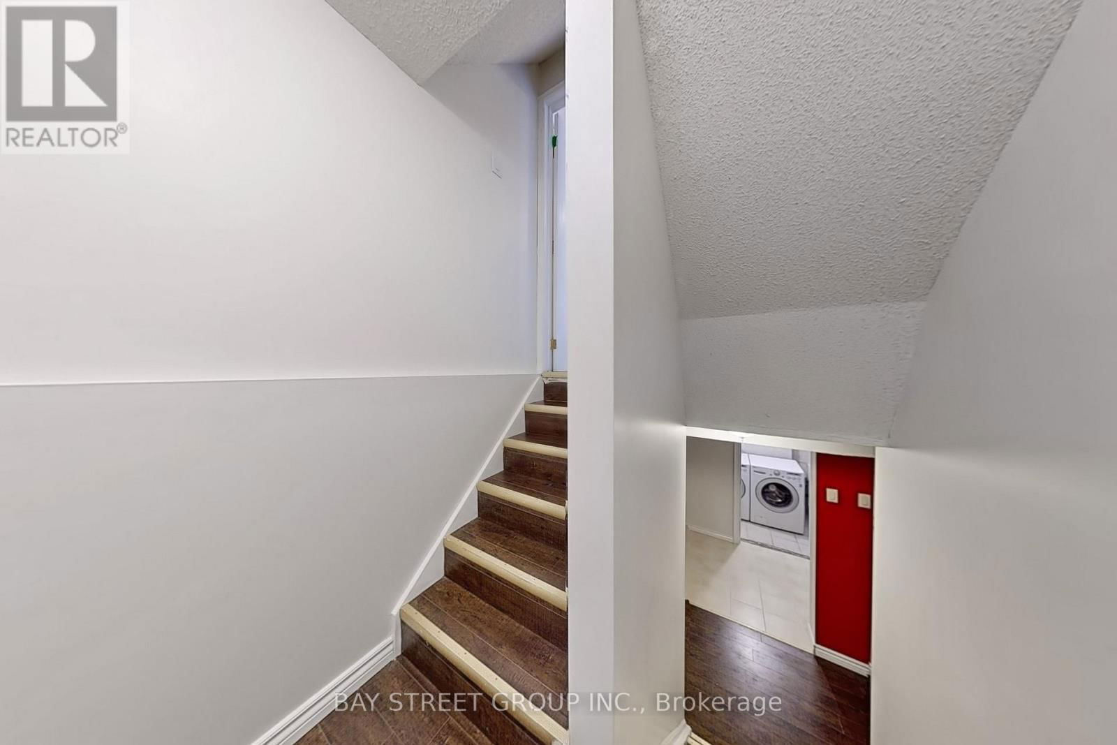 7160 HARDING CRESCENT Image 32