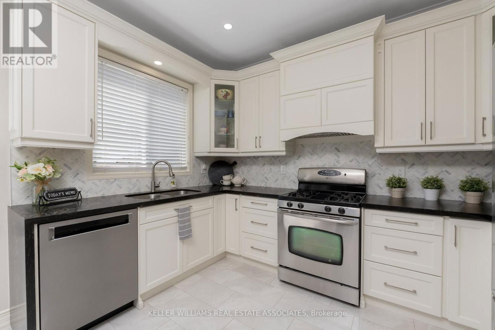 913 BENNETT BOULEVARD Image 16
