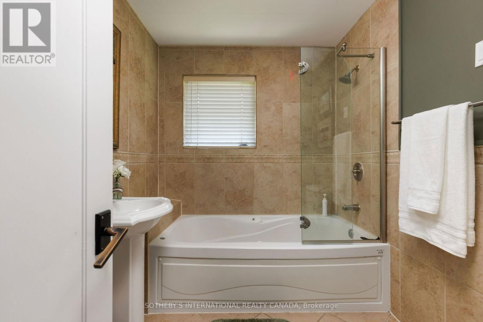 14 PLUMBSTEAD COURT Image 30