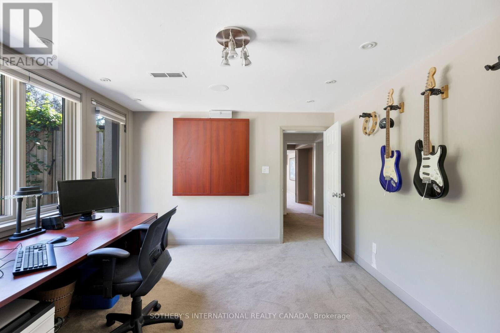 14 PLUMBSTEAD COURT Image 32