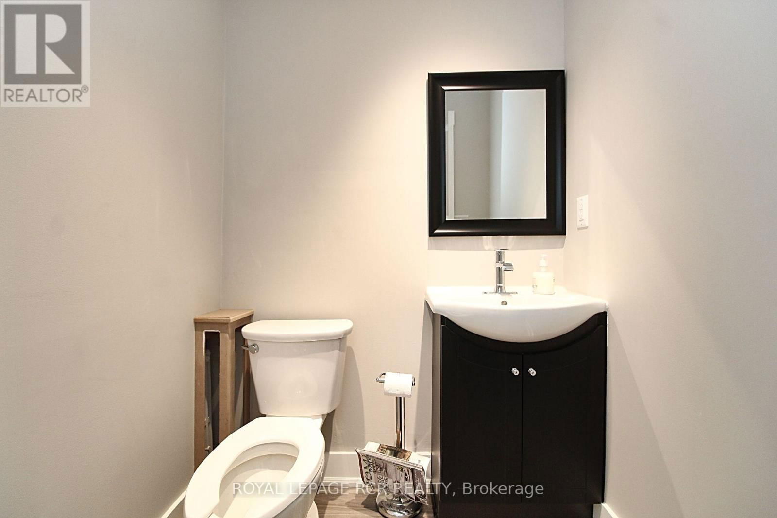 69 KING STREET WEST Image 12