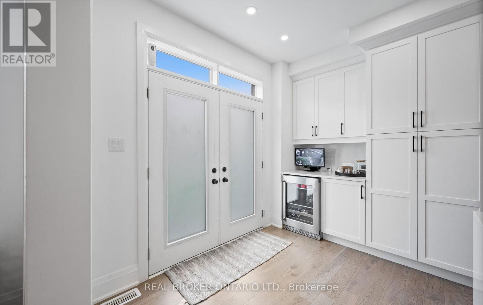 547 VETERANS DRIVE Image 23
