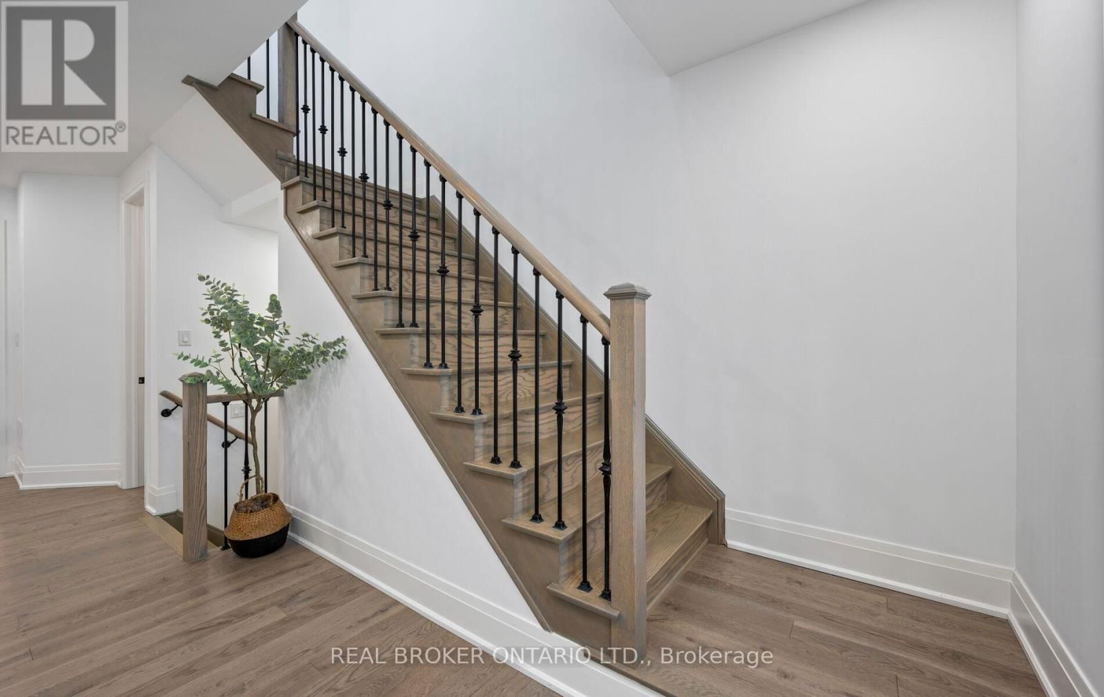 547 VETERANS DRIVE Image 27