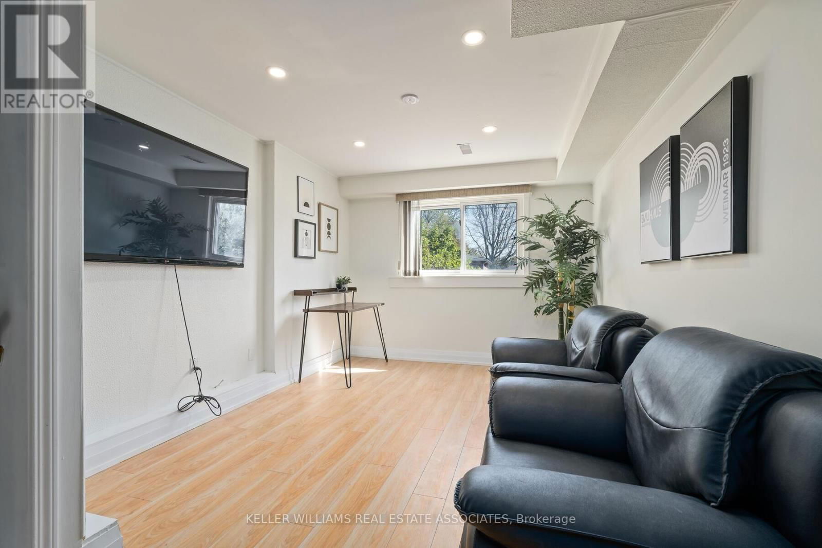 102 MOORE PARK CRESCENT Image 25