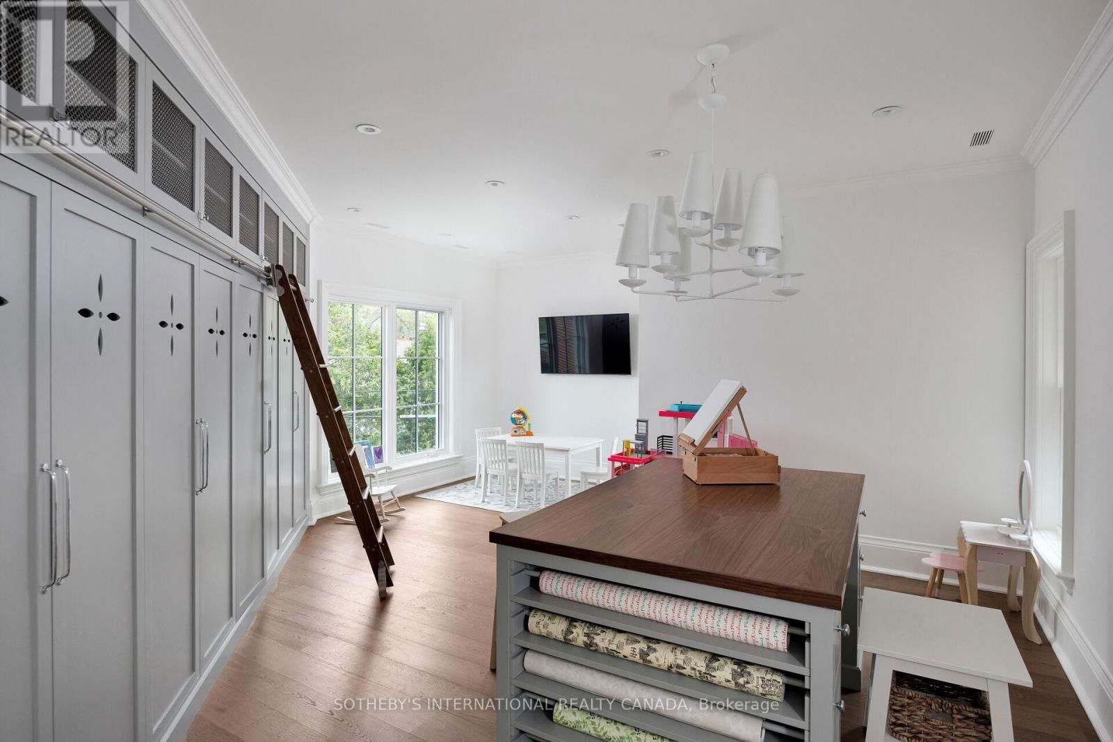 153 PERRY CRESCENT Image 33