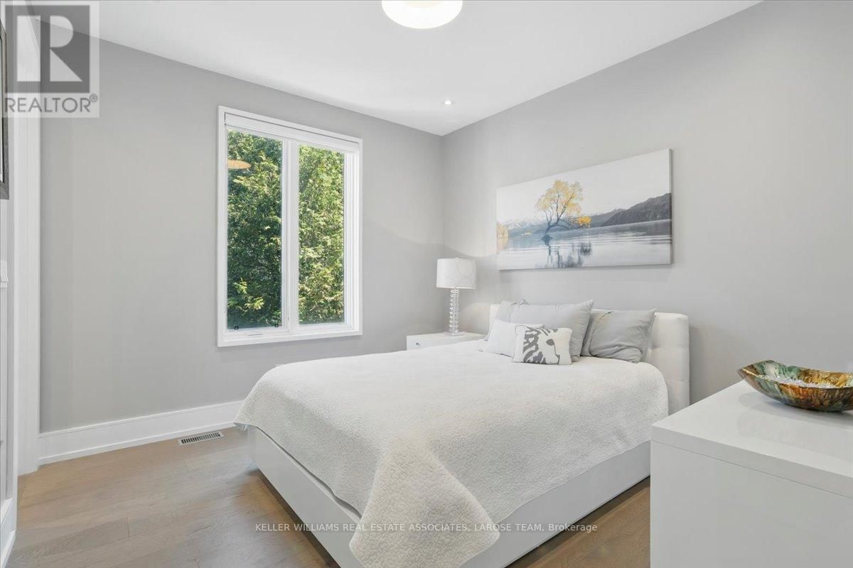 16 MAPLE AVENUE SOUTH Image 36