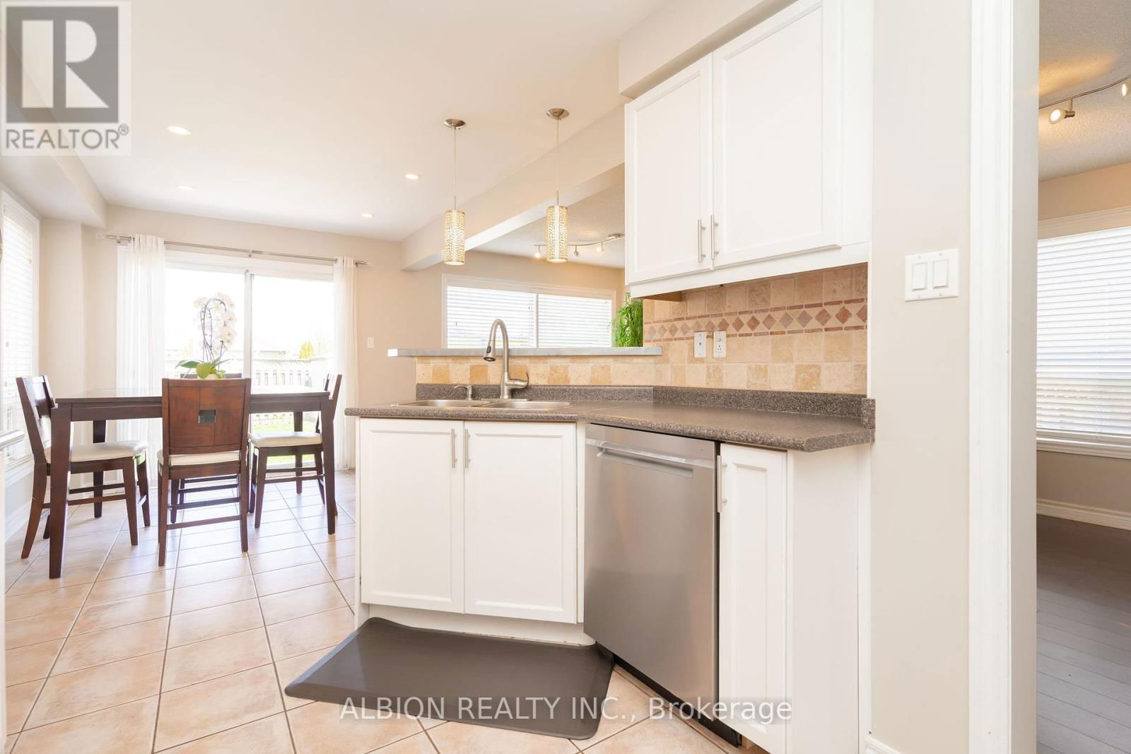 40 EMILY CARR CRESCENT Image 12