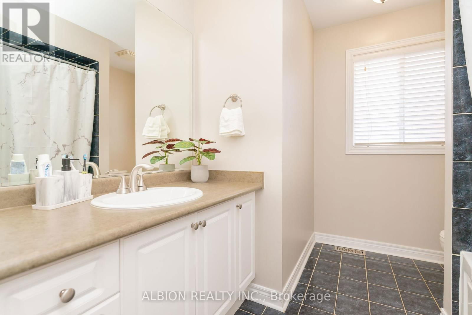 40 EMILY CARR CRESCENT Image 26