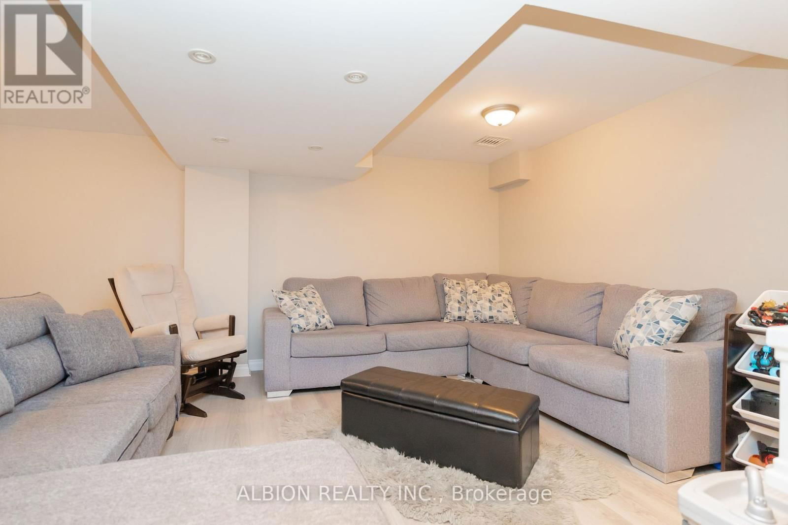 40 EMILY CARR CRESCENT Image 31