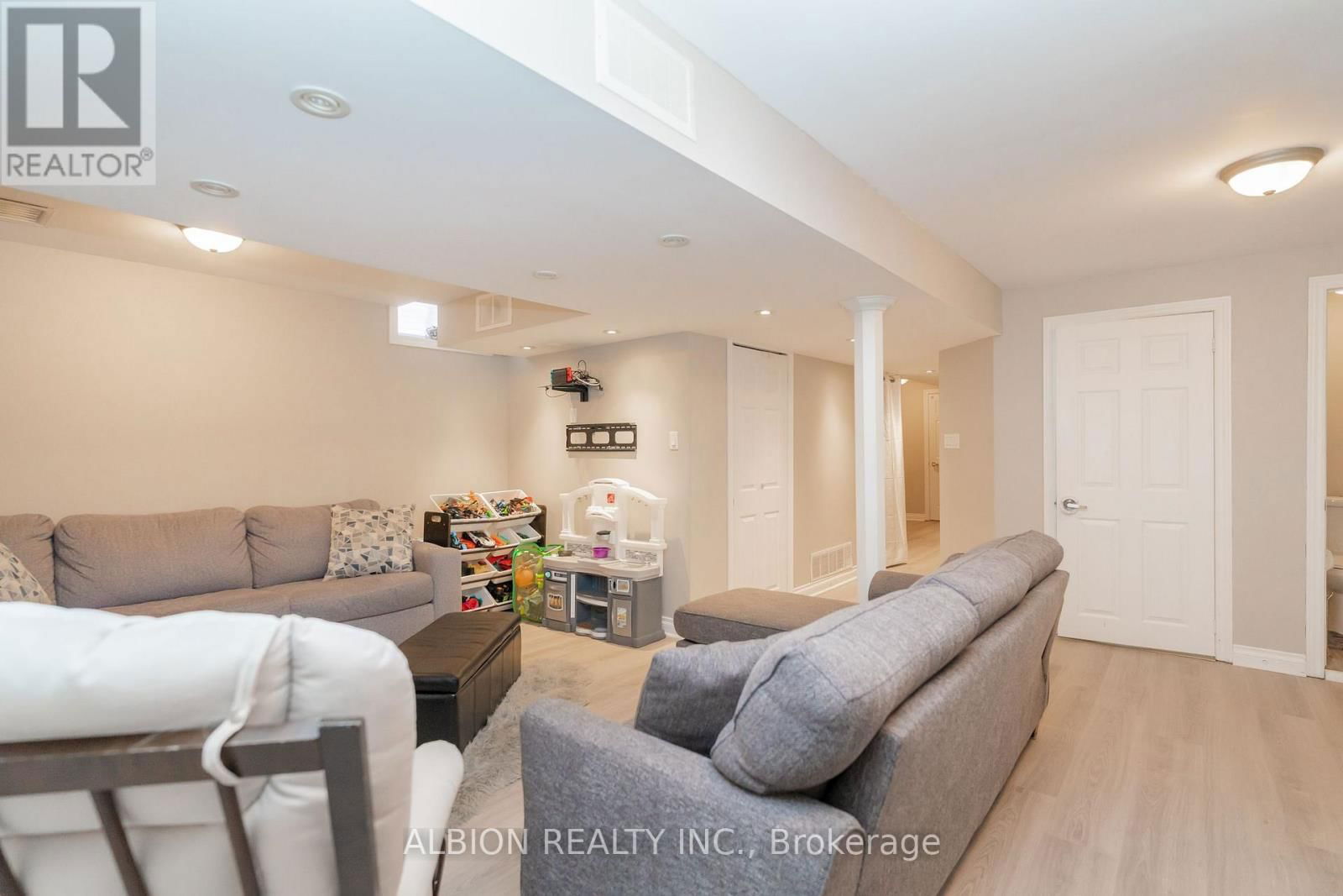 40 EMILY CARR CRESCENT Image 32