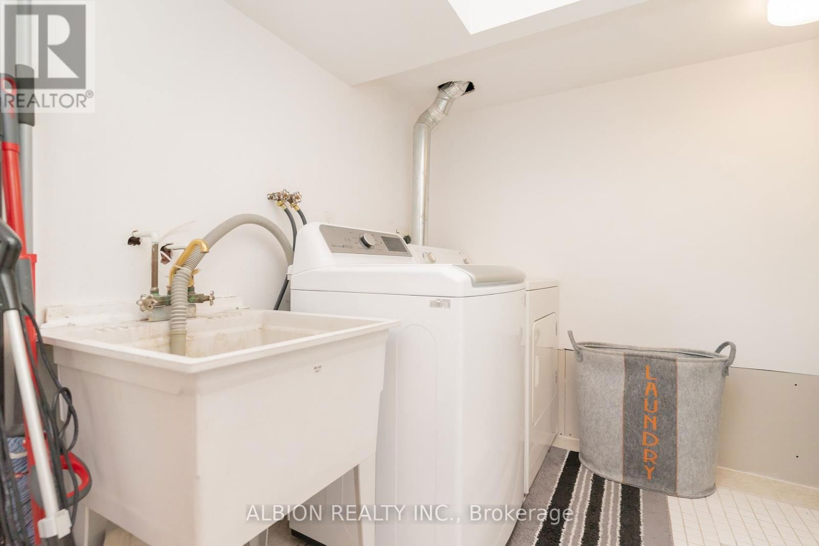 40 EMILY CARR CRESCENT Image 34