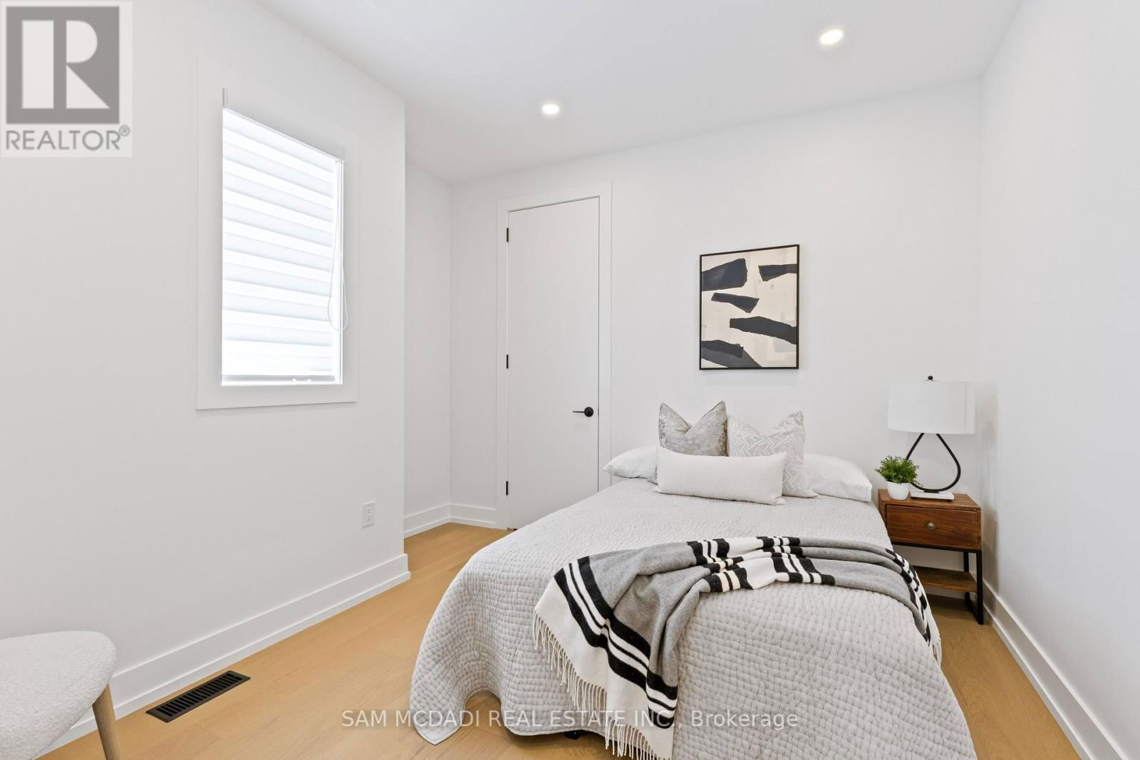 1037 CAVEN STREET Image 24