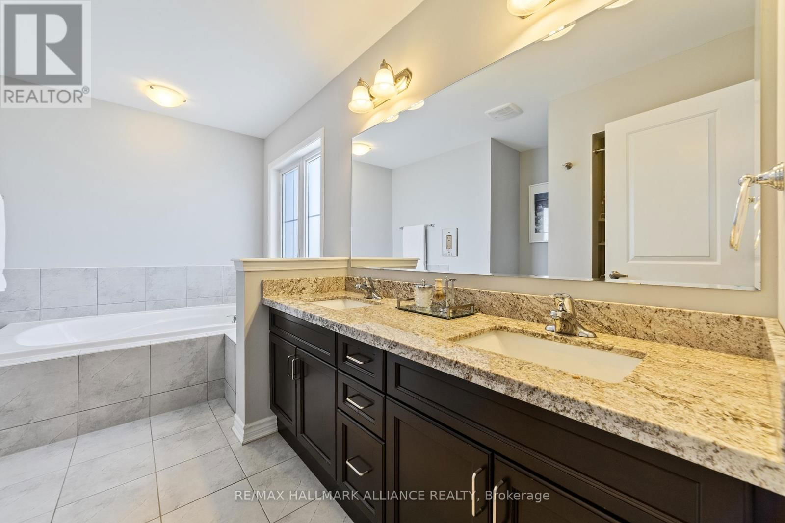 569 LANGHOLM STREET Image 25