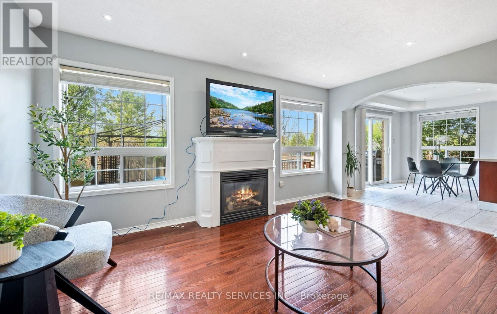74 EARL GREY CRESCENT Image 11