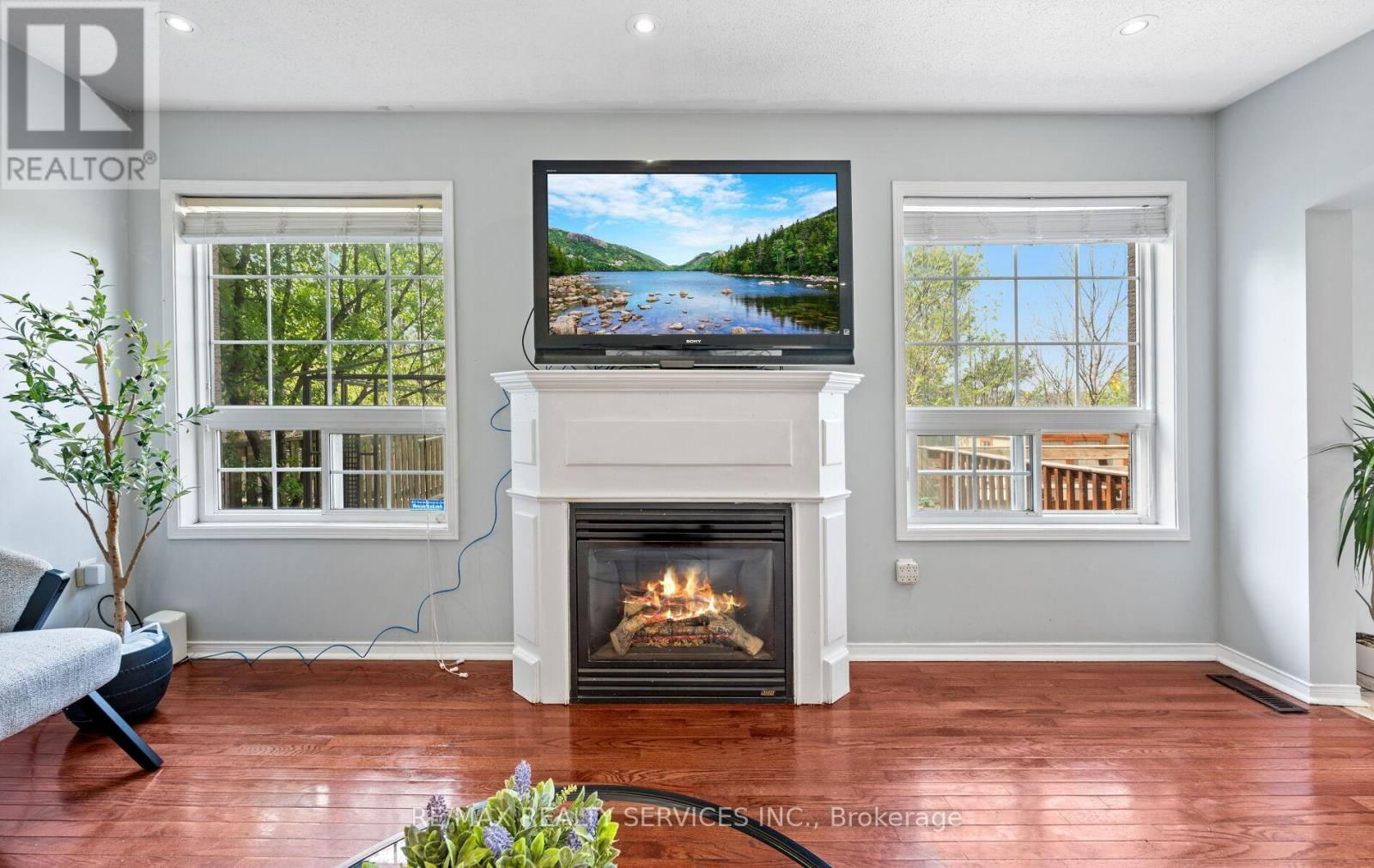 74 EARL GREY CRESCENT Image 12