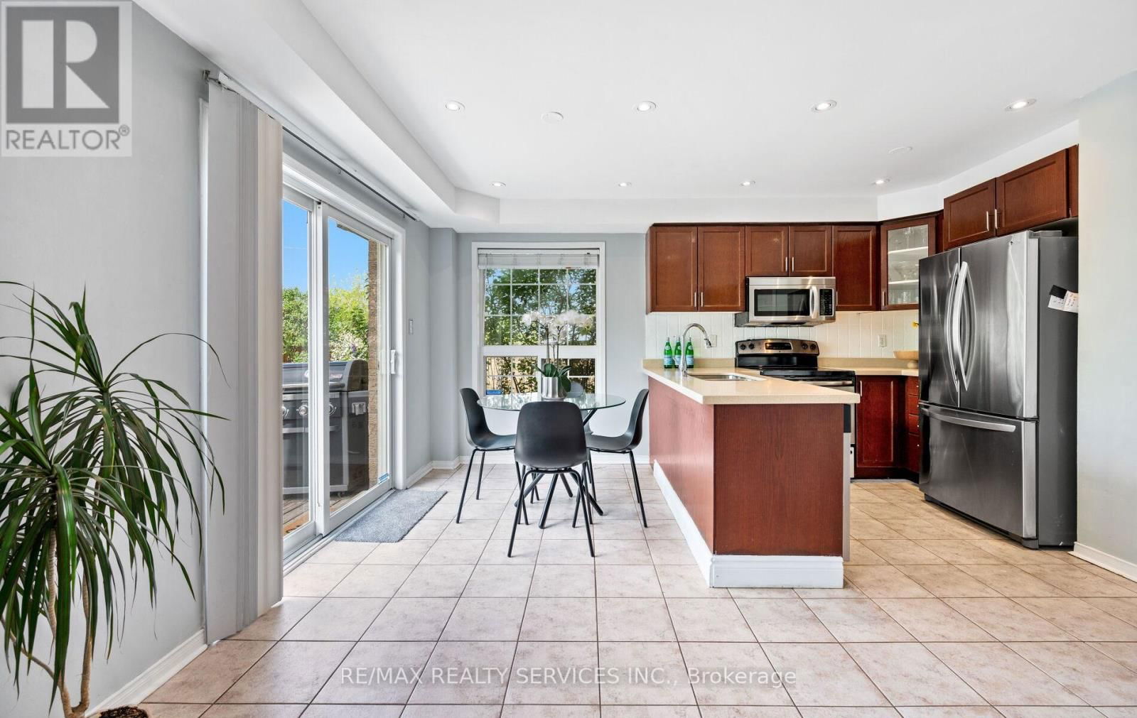 74 EARL GREY CRESCENT Image 13