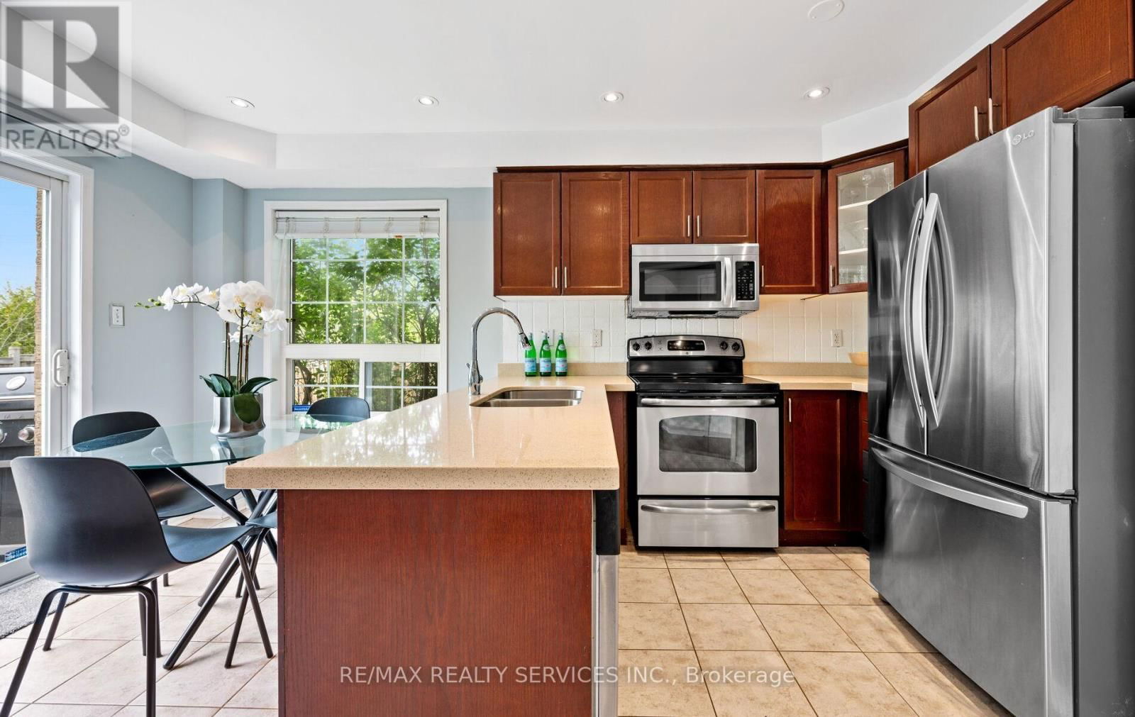 74 EARL GREY CRESCENT Image 14