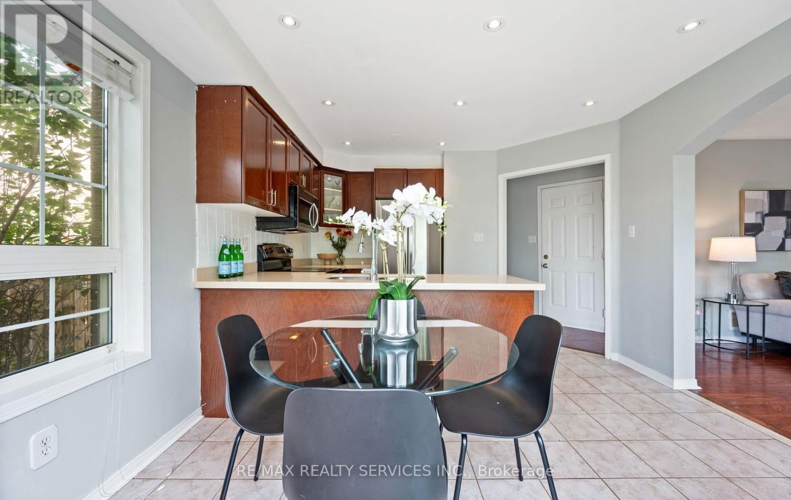 74 EARL GREY CRESCENT Image 16