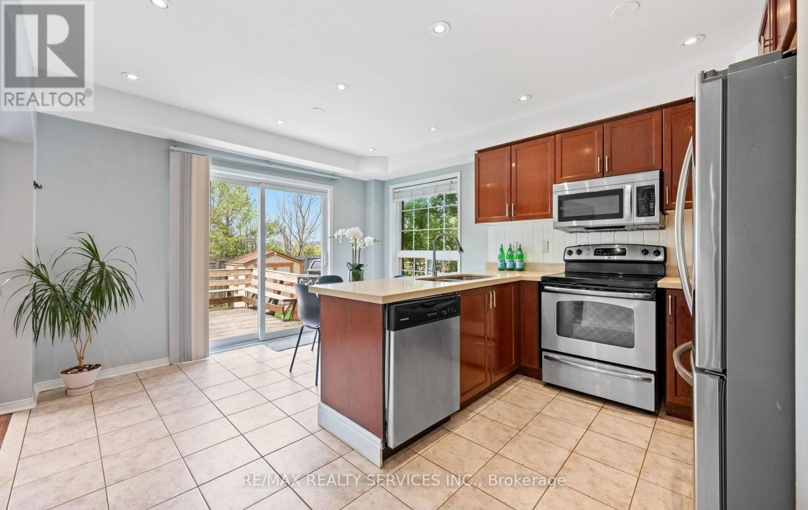74 EARL GREY CRESCENT Image 17
