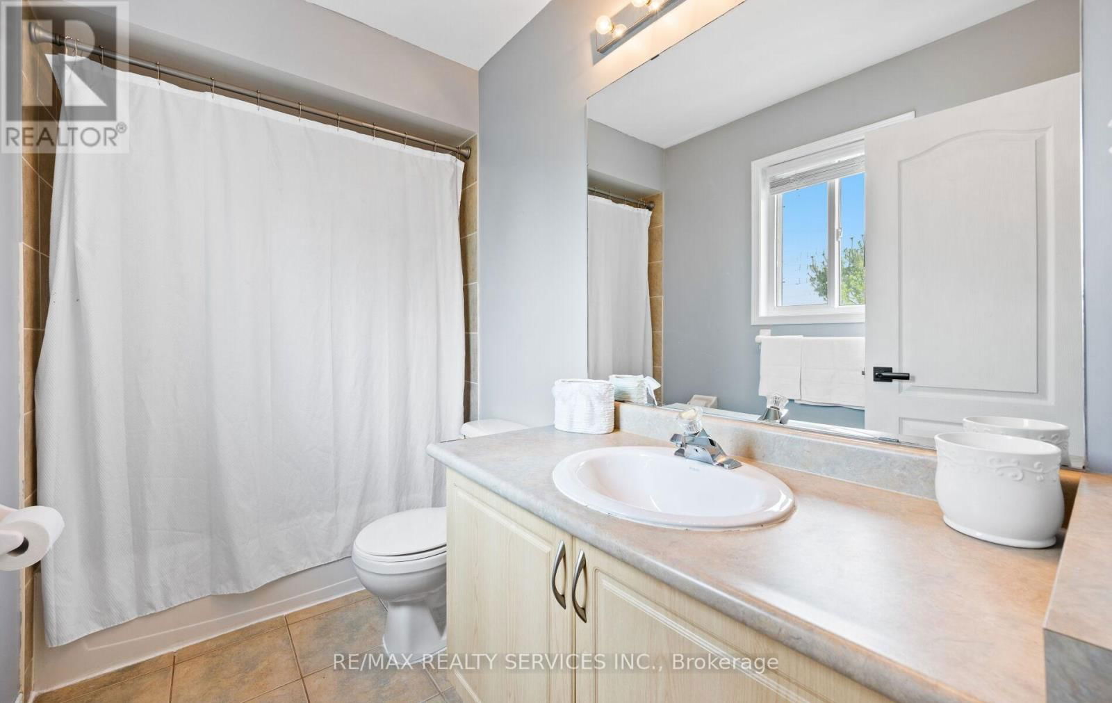 74 EARL GREY CRESCENT Image 22