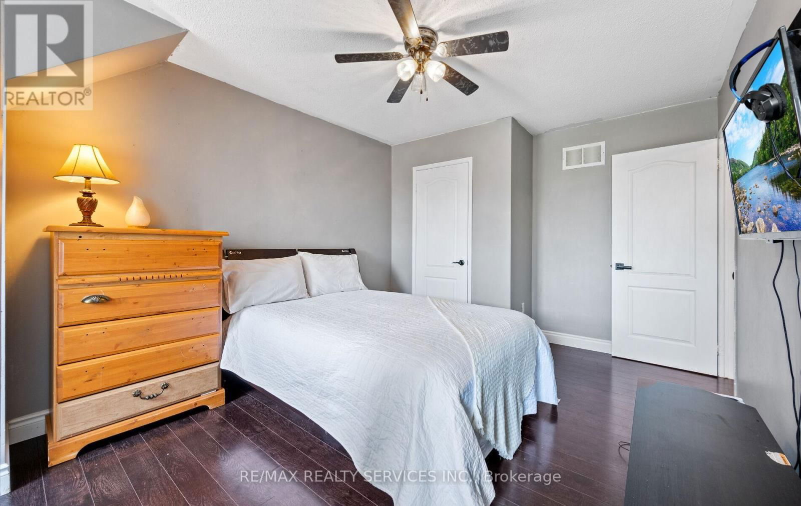 74 EARL GREY CRESCENT Image 23