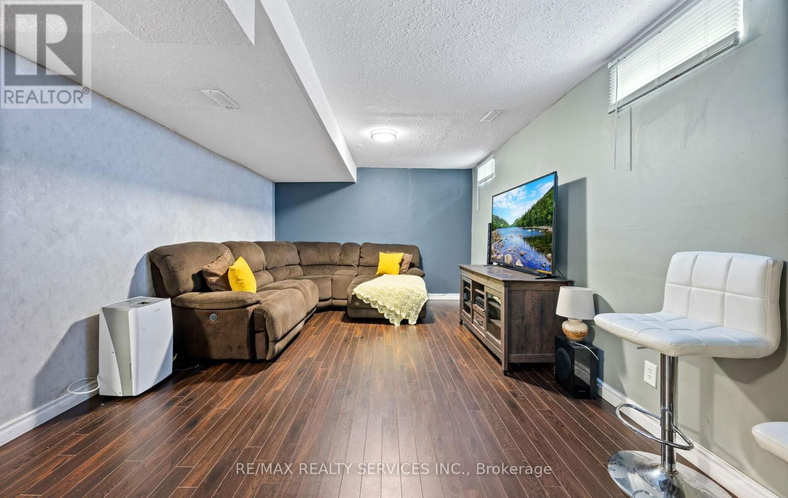 74 EARL GREY CRESCENT Image 30
