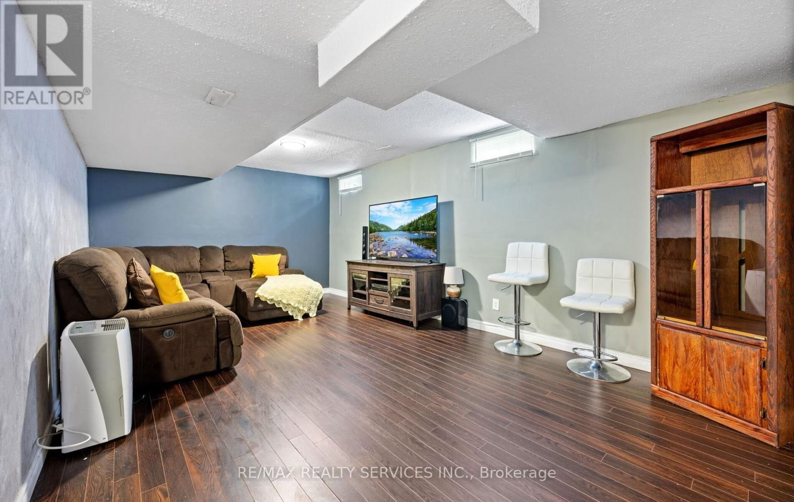 74 EARL GREY CRESCENT Image 32