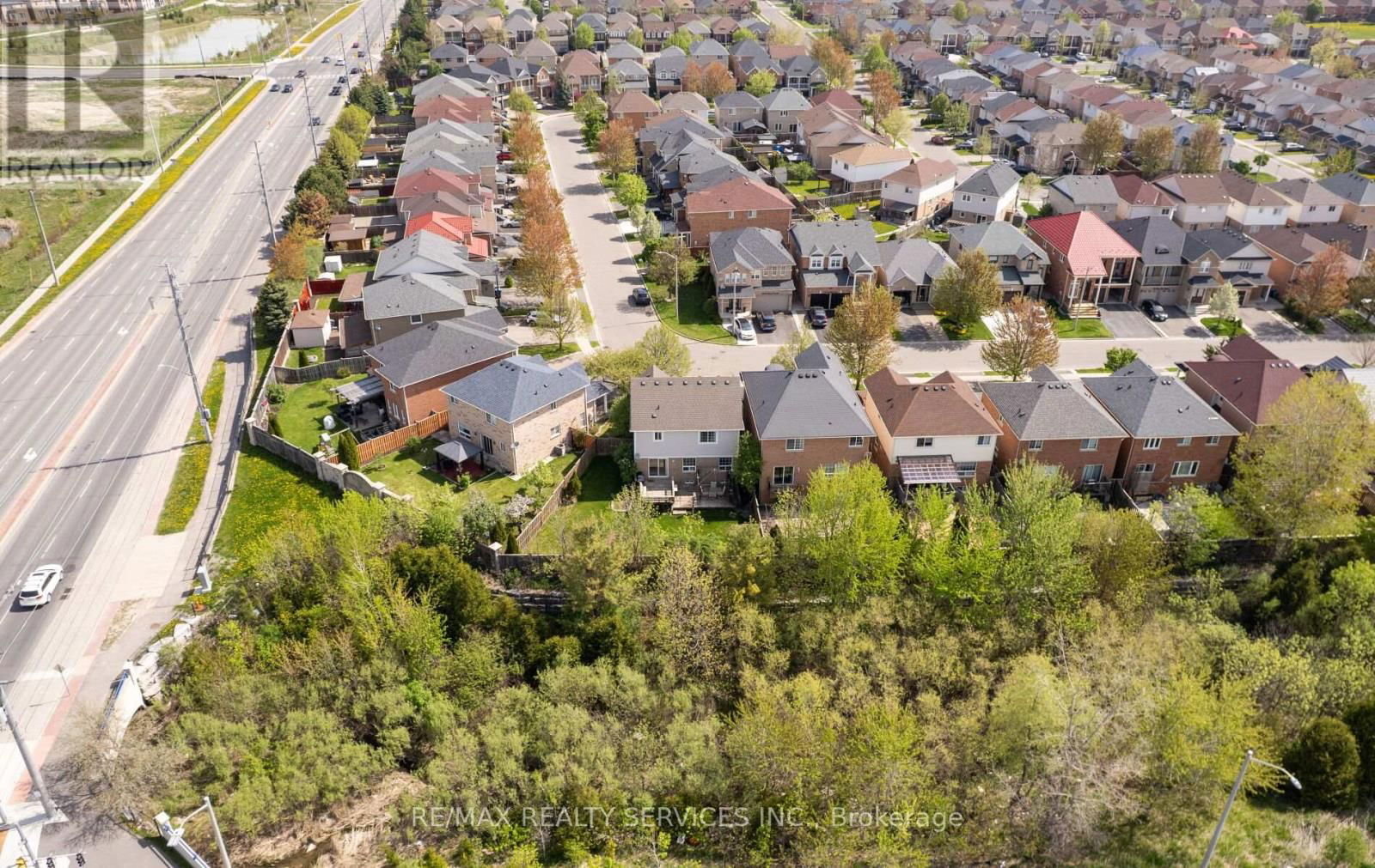 74 EARL GREY CRESCENT Image 38