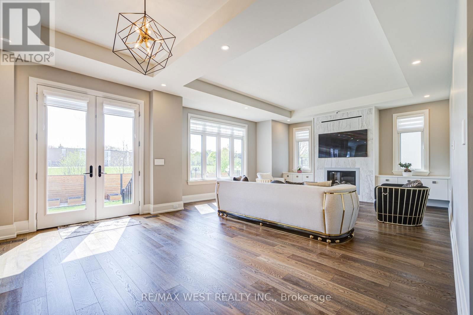 2194 HAYGATE CRESCENT Image 12