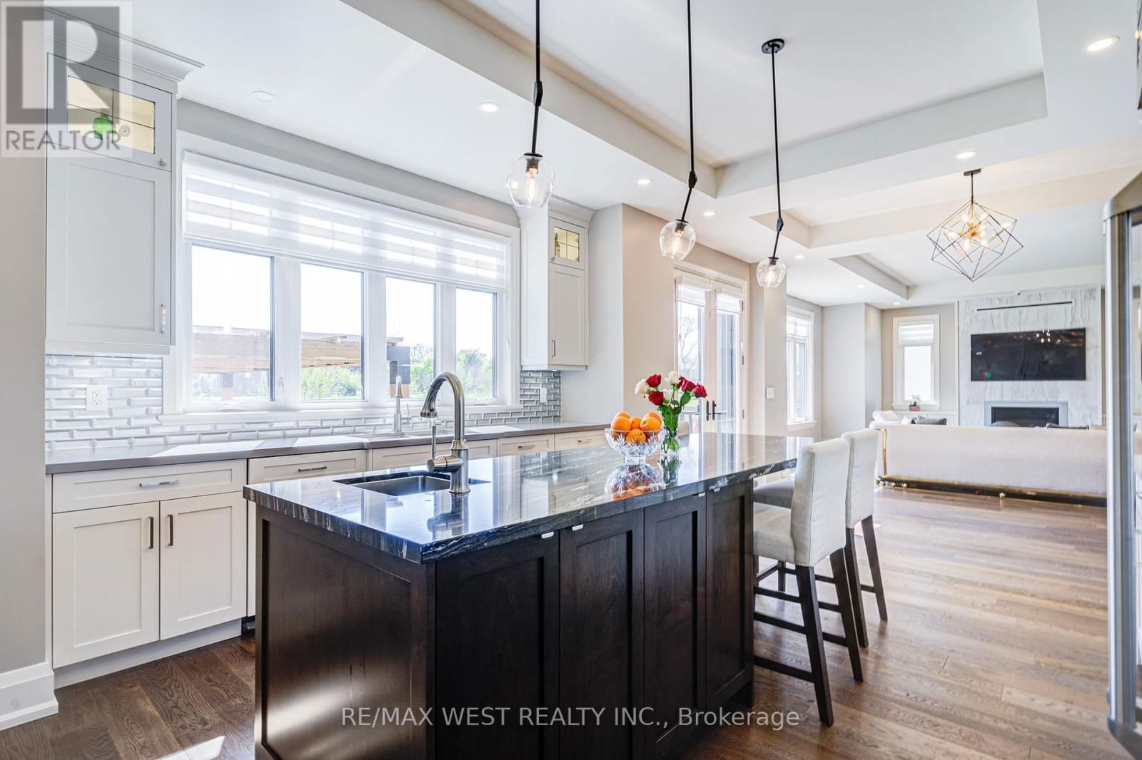 2194 HAYGATE CRESCENT Image 17