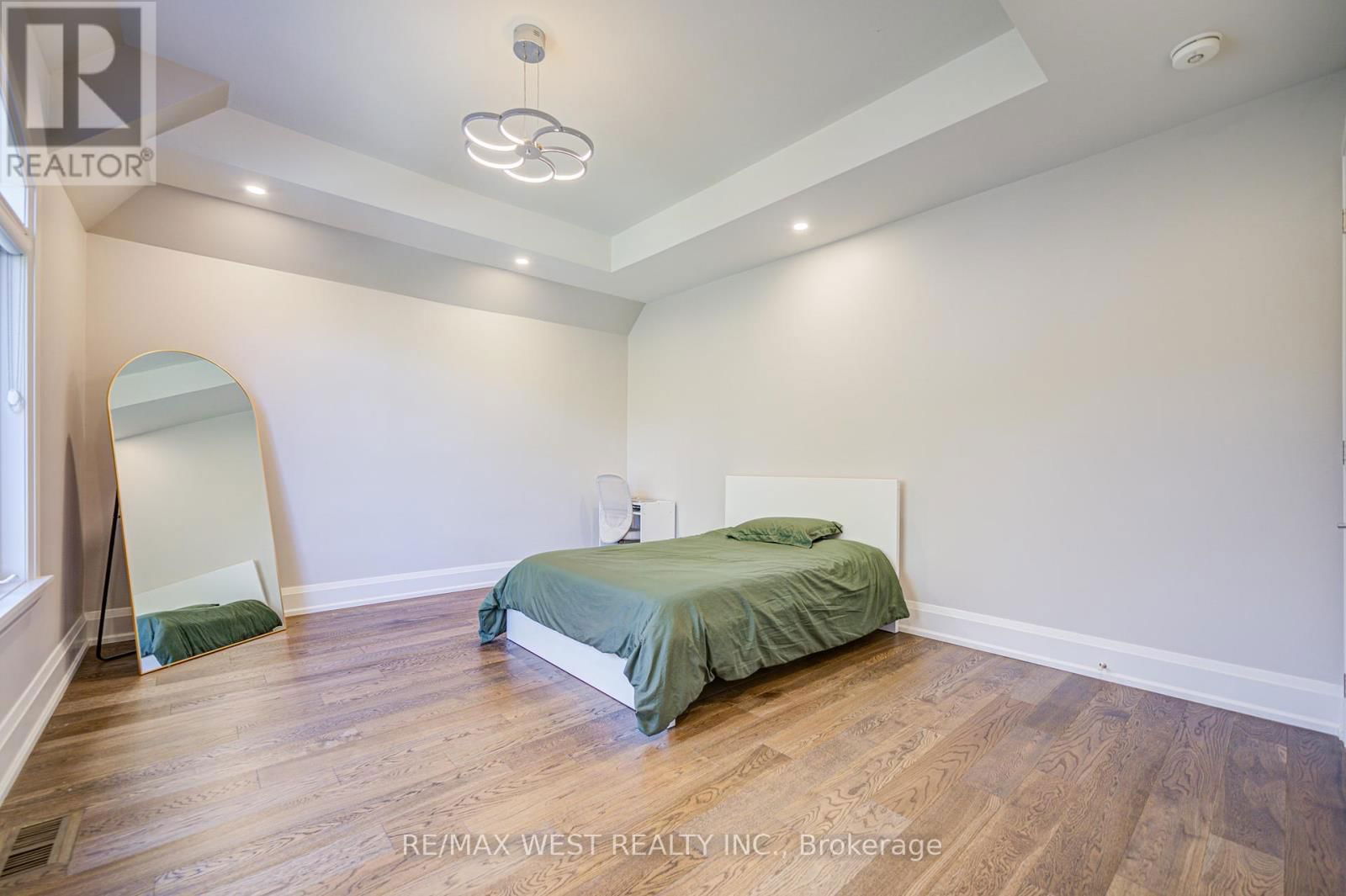 2194 HAYGATE CRESCENT Image 30