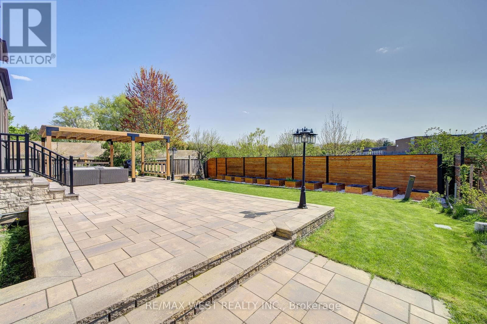 2194 HAYGATE CRESCENT Image 46