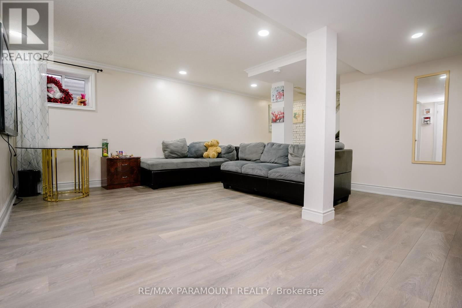 10 BURNHAM CRESCENT Image 34