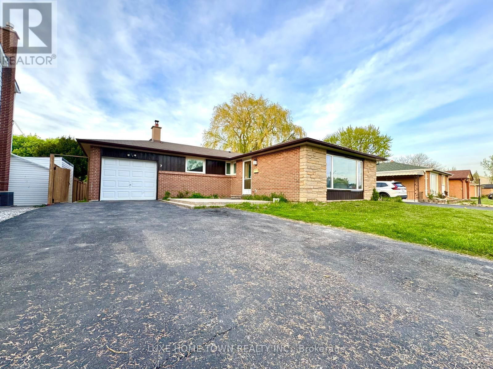 7 ADDINGTON CRESCENT Image 1