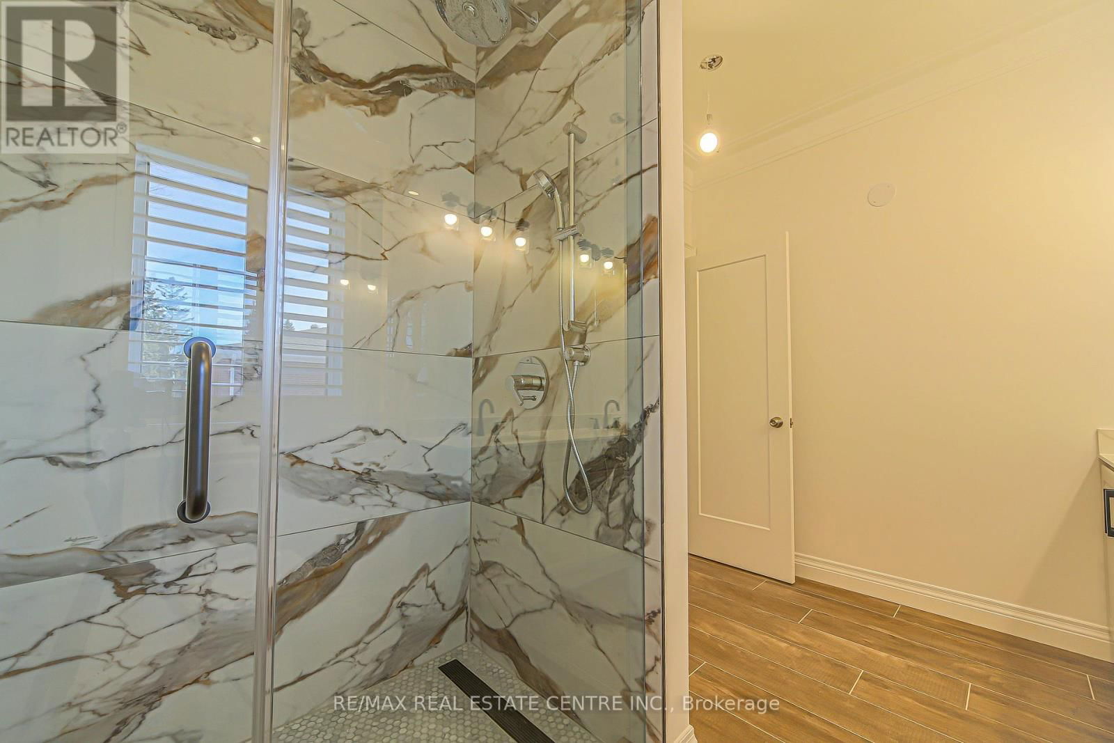 1 HAWTHORN CRESCENT Image 24