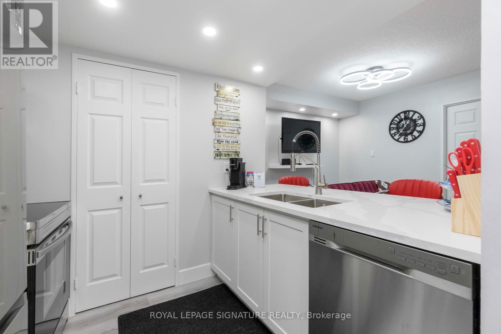 406 - 265 ENFIELD PLACE Image 4
