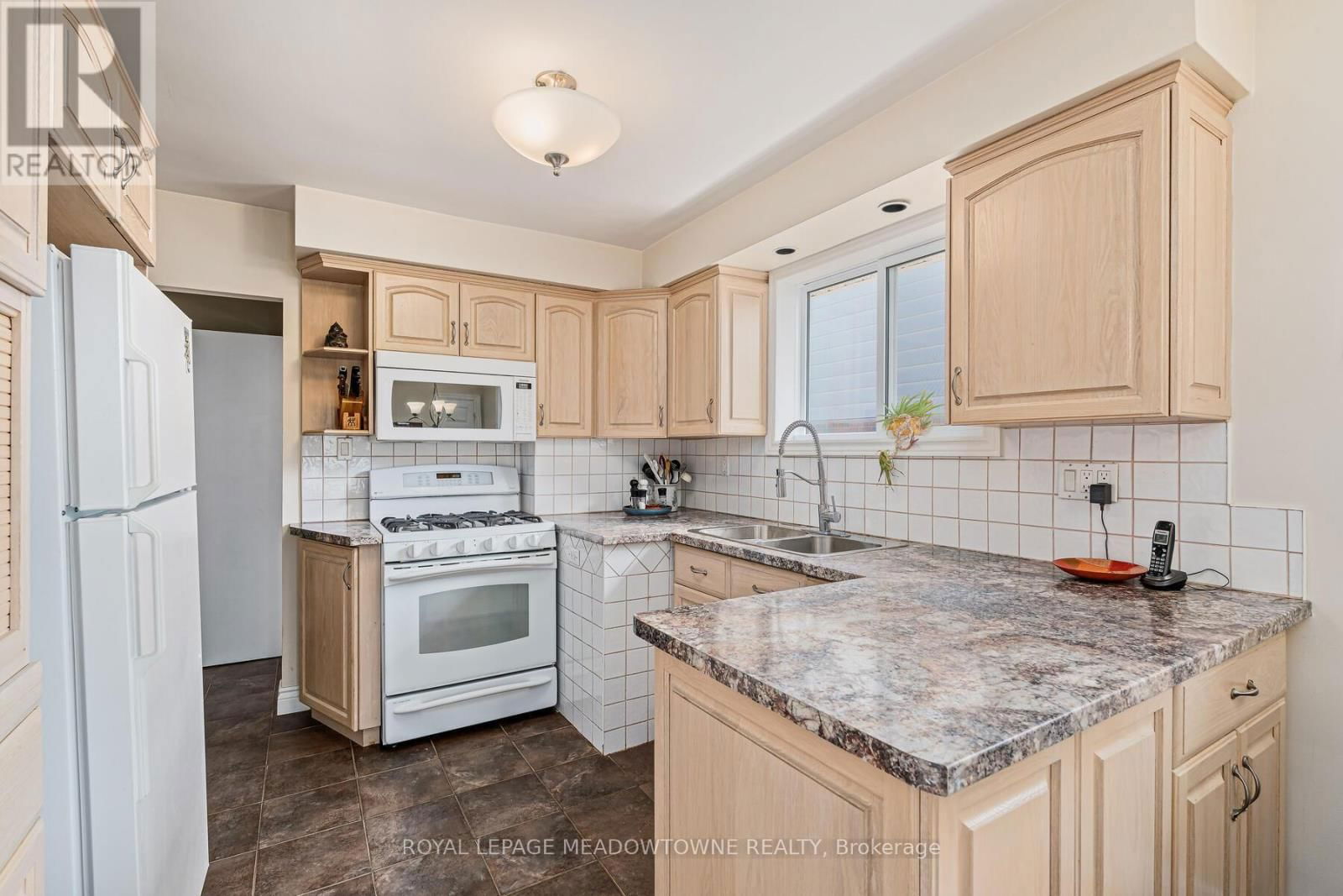 30 GREYSTONE CRESCENT Image 13