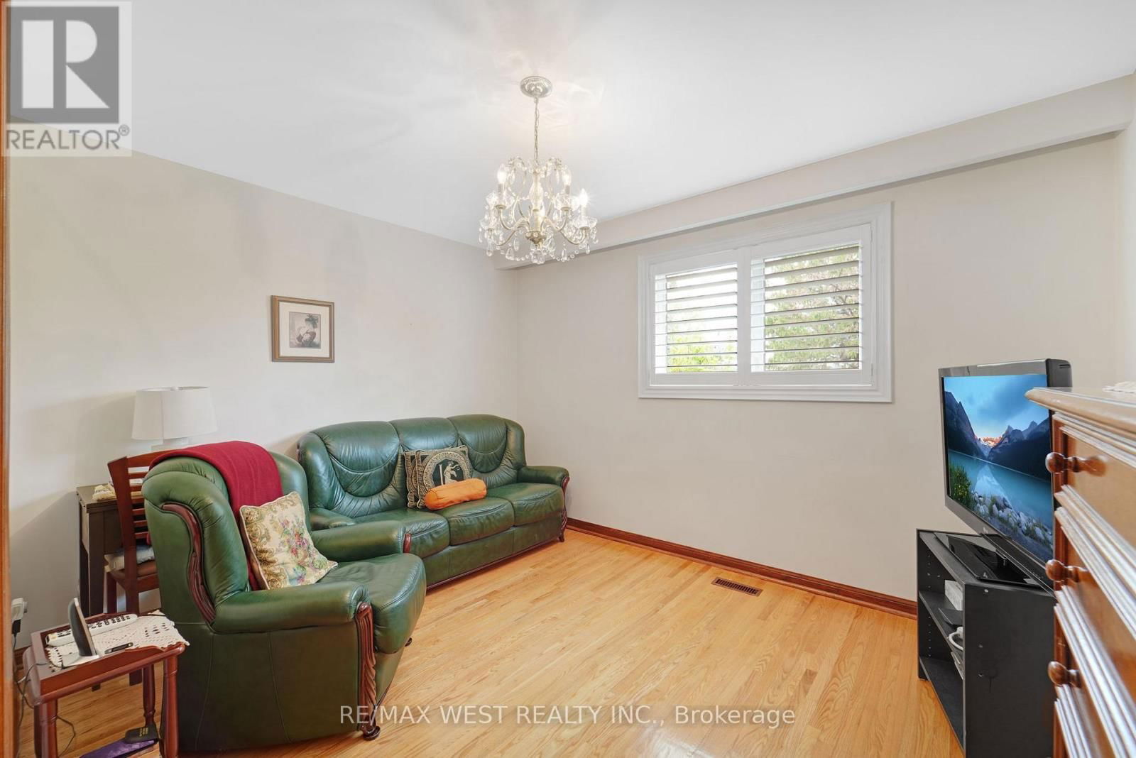 40 WINDSOR ROAD Image 22