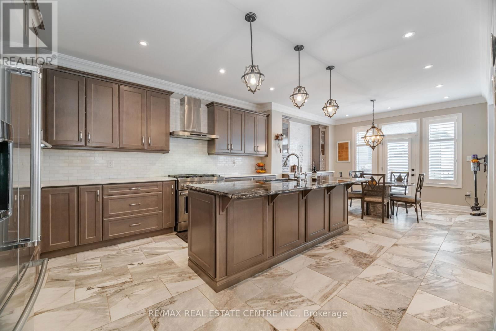 156 CAMELLIA CRESCENT Image 10