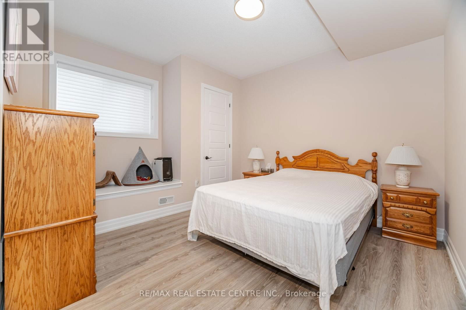 156 CAMELLIA CRESCENT Image 32